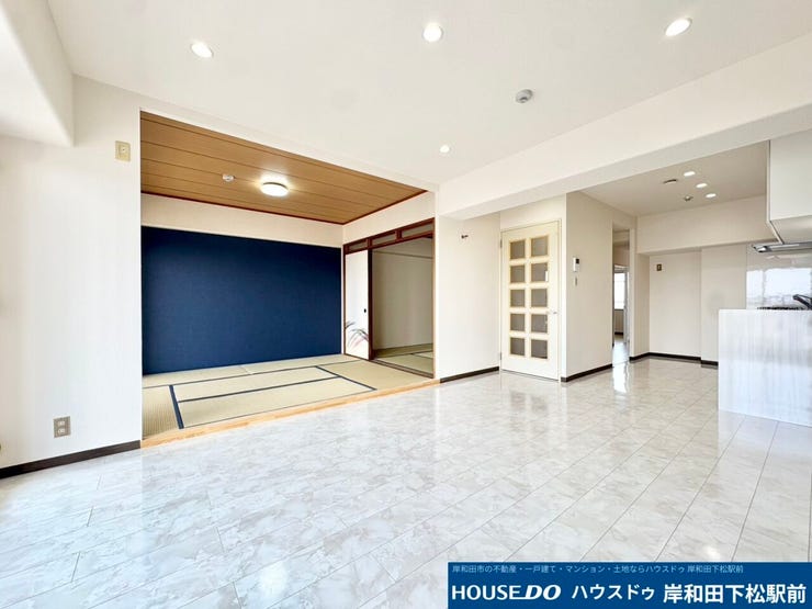 広々としたLDKにアクセントクロスが映えるおしゃれな内観写真です。隣接する和室との一体感があり、開放感あふれる快適な居住空間を演出します。明るく心地よい暮らしのイメージが膨らむ魅力的な一邸です。