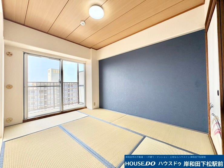 落ち着いたアクセントクロスが映える、モダンでおしゃれな和室です。明るい光が差し込む大きな窓と、清潔感のある真新しい畳が調和し、伝統的な和の空間でありながらスタイリッシュな雰囲気を演出しています!