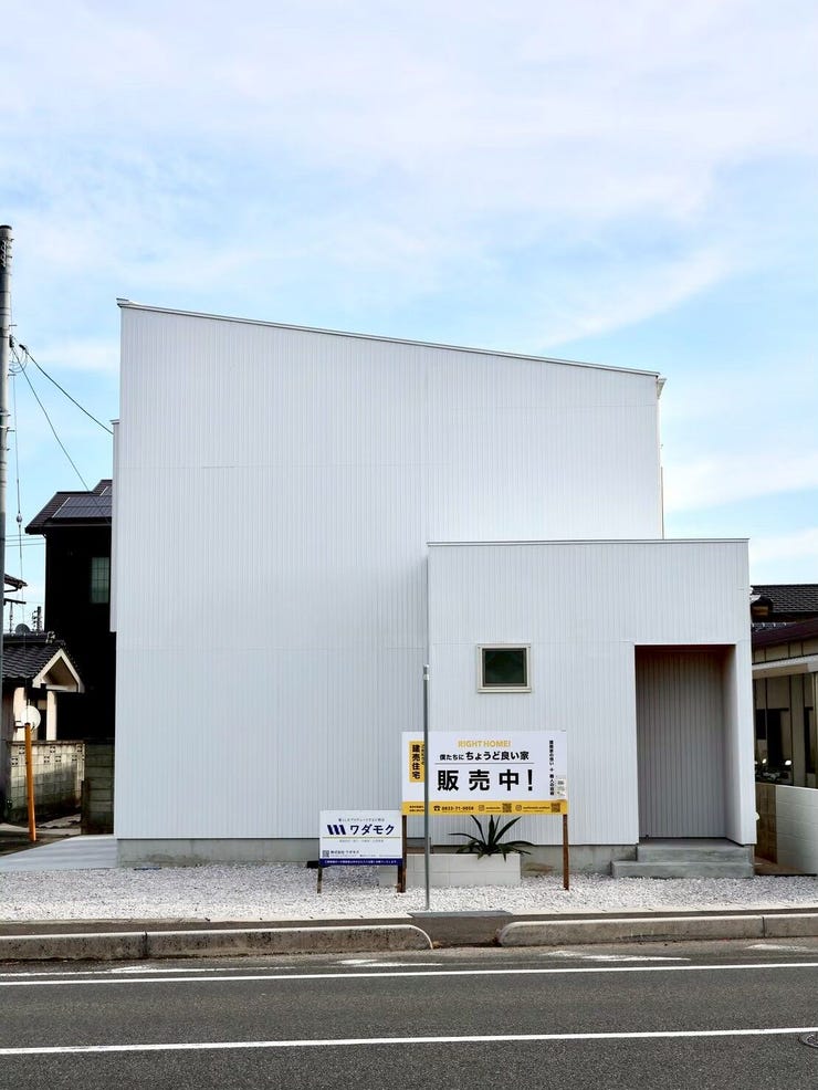 【外観】
〇大きな通り沿いには窓や玄関を極力配置せずプライバシーを確保しています。片流れの屋根にフラットルーフでモダンな外観が印象的です。