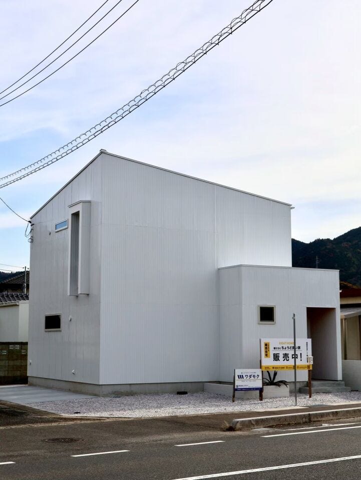 〇道路からの目線に配慮されたモダンな外観です。ホワイトで統一された明るいシンプルな建築になています。駐車場3台分を確保できます。