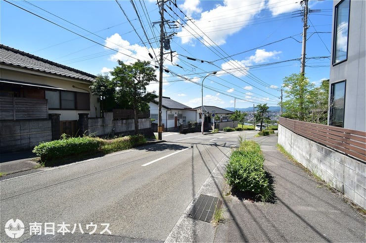 【前面道路】西向きの前面道路幅は約11mです!歩道もあり広々とした道路です♪