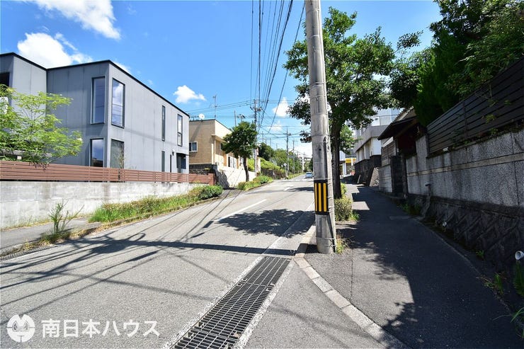 【前面道路】西向きの前面道路幅は約11mです!歩道もあり広々とした道路です♪