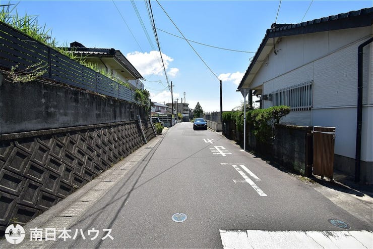 【前面道路】南向きの前面道路幅は約5mです!交通量の少ない道路です!