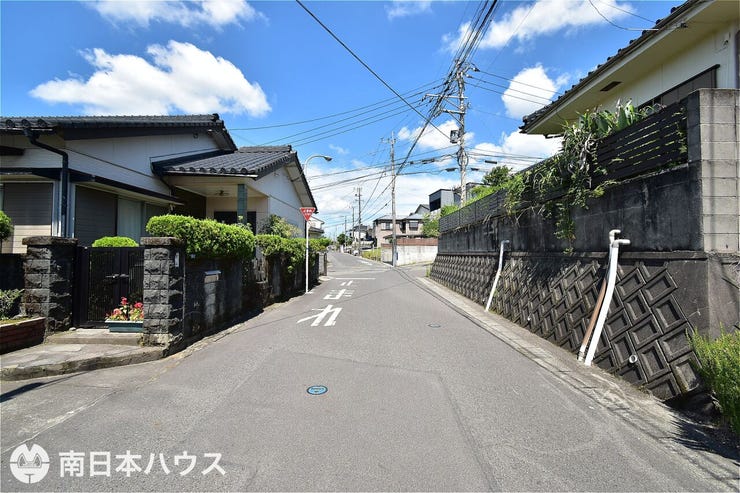 【前面道路】南向きの前面道路幅は約5mです!交通量の少ない道路です!