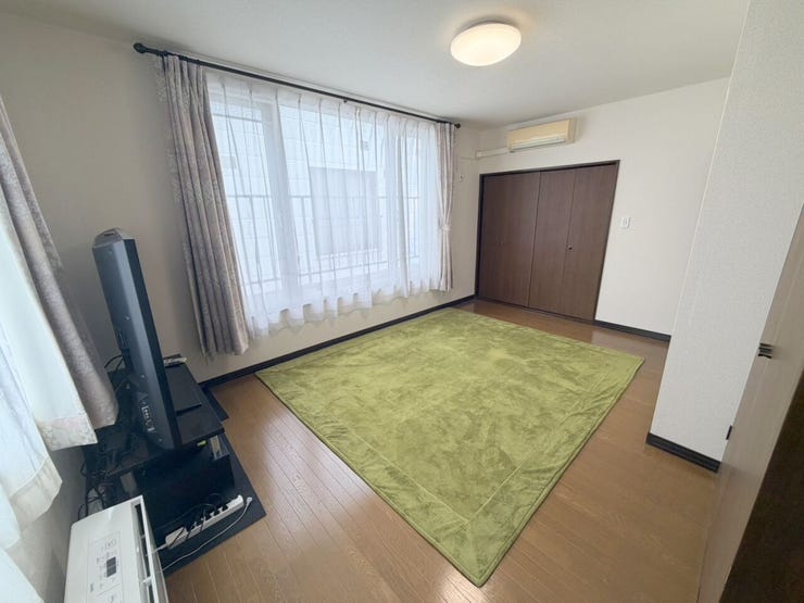 9帖のゆとりある洋室です。大きな家具のレイアウトもしやすい広さです。ファンコンベクターを備え、一年を通して快適にお過ごしいただけます。