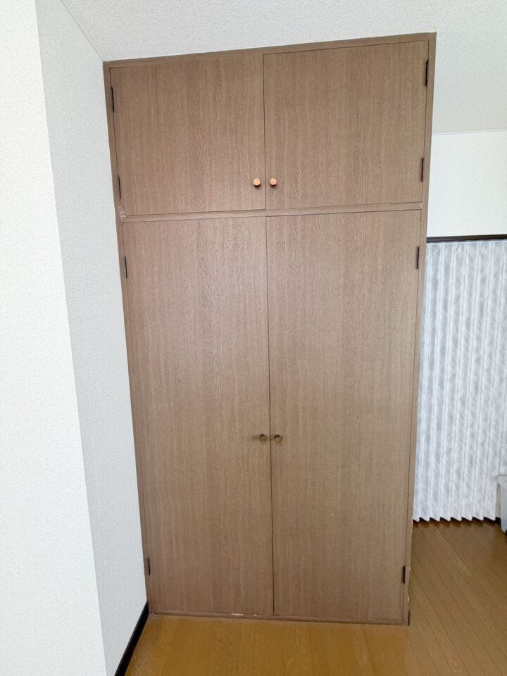 洋室の収納のお写真です。各お部屋に収納を備えております。