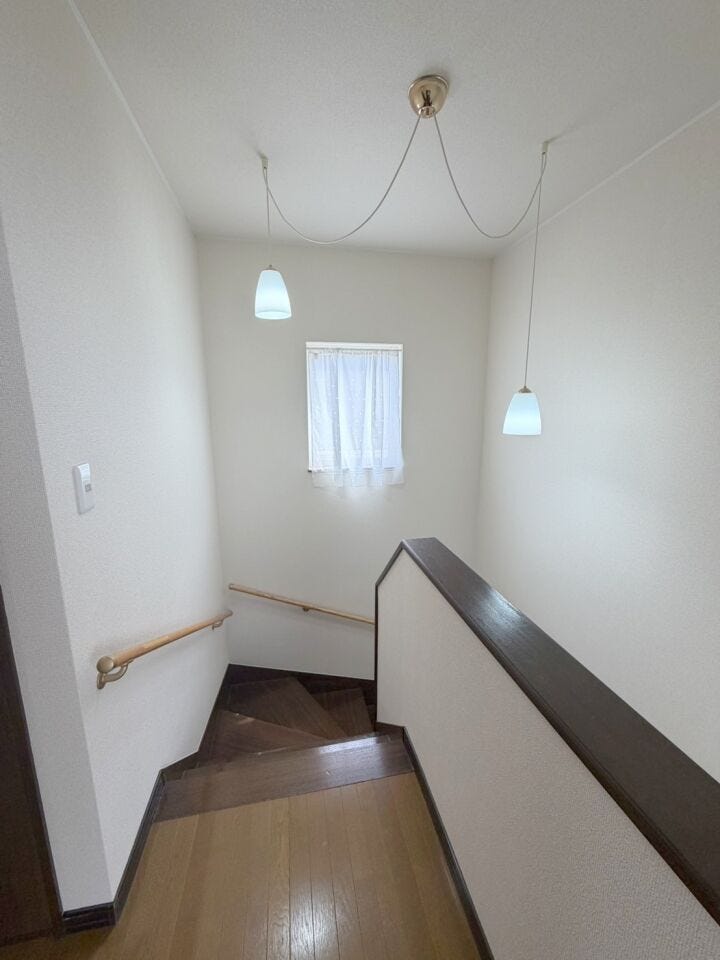 ゆとりのある広々とした階段です。大型の家具や家電の搬入もしやすく、お引越しもスムーズ。毎日の昇り降りにもゆとりを感じられる設計です。