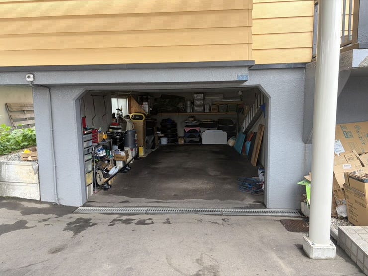 1階のビルトイン車庫は、お車の駐車、アウトドア用品やタイヤなどを収納するトランクルームとしても活用可能です。ライフスタイルに合わせて便利にお使いいただけます。