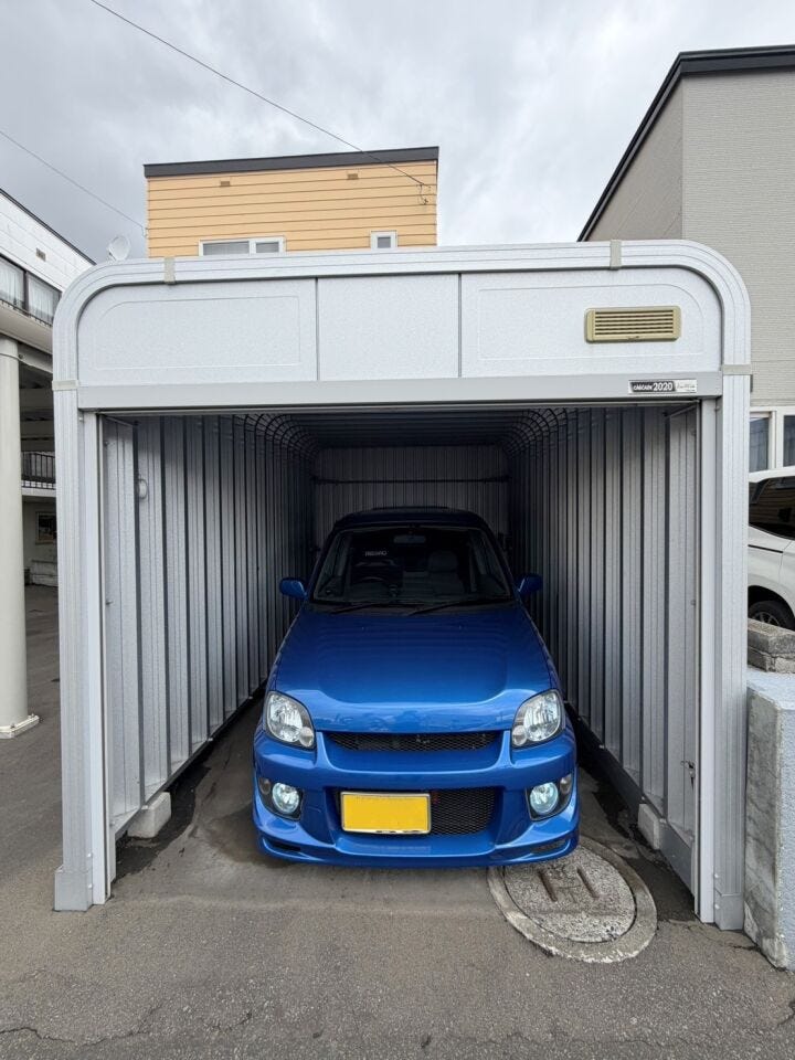 軽自動車が駐車可能なカスケードガレージです。お車の保管、自転車やタイヤ、アウトドア用品などの収納スペースとしても便利にご活用いただけます。