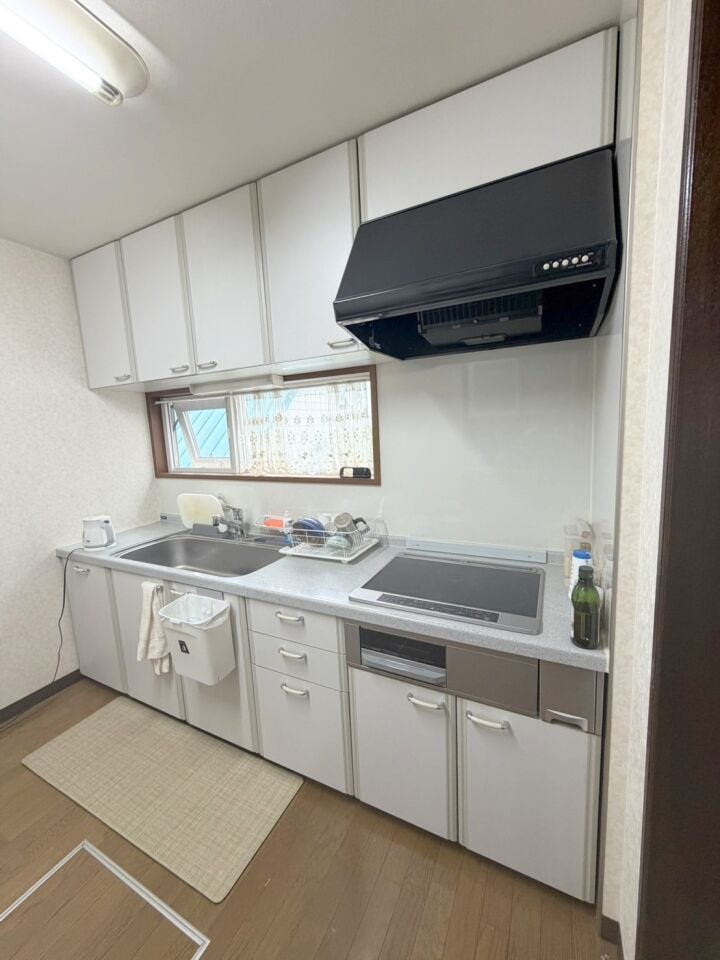 2025年5月にIHクッキングヒーターを交換済みです。キッチン背面にもゆとりがあり、大型の冷蔵庫や食器棚を置いても使いやすい広さを確保しています。