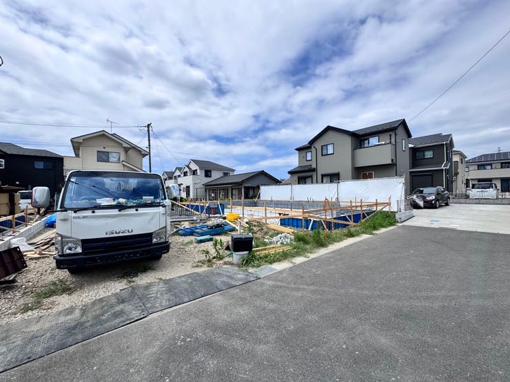21号棟 基礎工事中♪
前面道路6.4M市道
車の出入りもゆったりできます♪