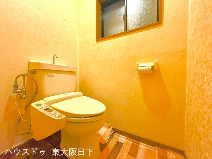 トイレ:温水洗浄便座付きのトイレです。窓があるため、自然換気が可能です。