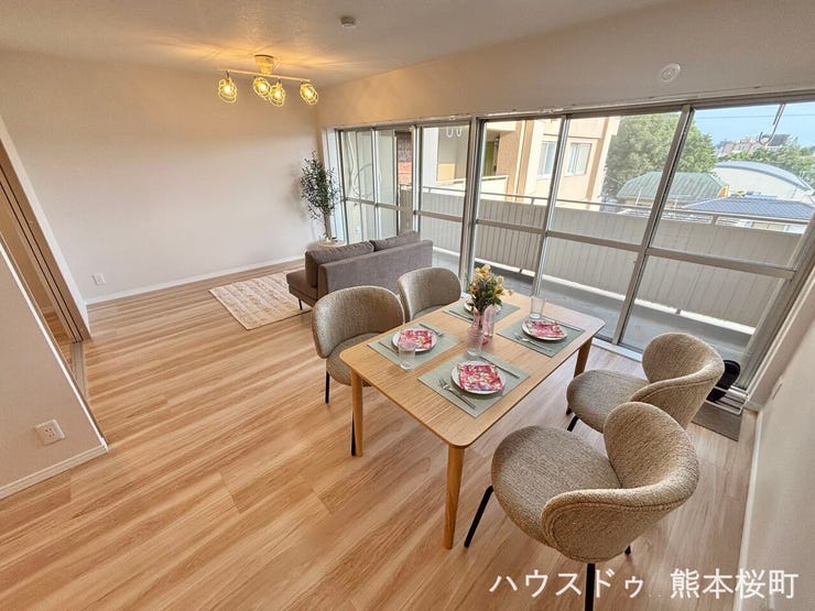 ■安らぎと笑顔の中心地■陽光が優しく降り注ぎ、会話が自然と弾む。ここでは、毎日が特別な時間へと変わります。