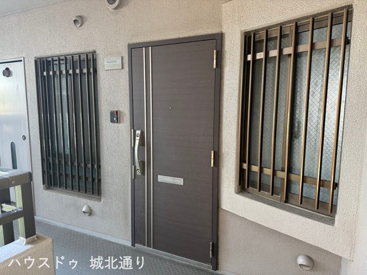 【外観写真】
エレベーターを降りて右側すぐのお部屋になります