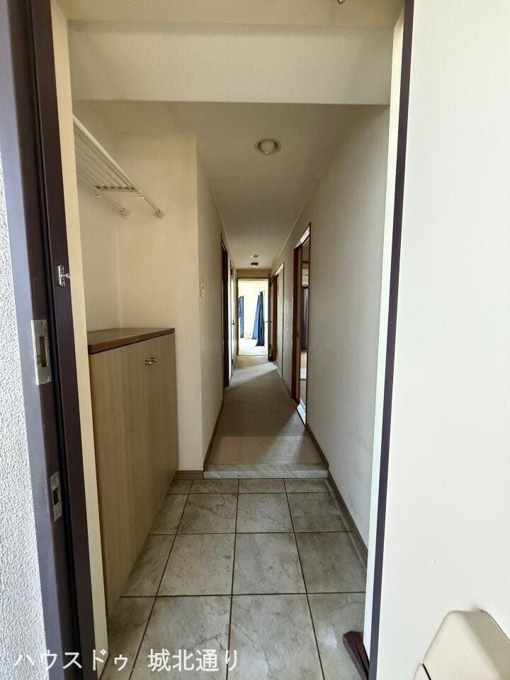 奥のお部屋まで見通しが良いので比較的明るいです。
清潔感のある玄関♪
