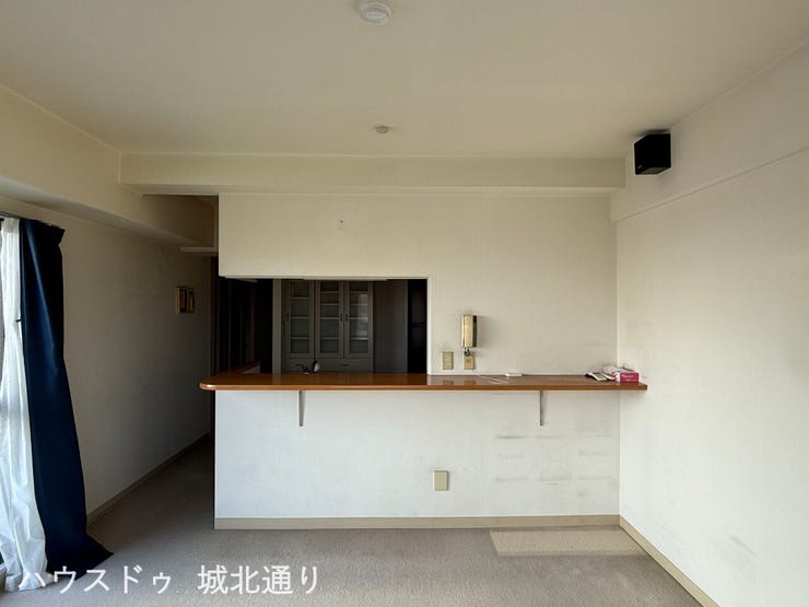 リビングからカウンターキッチンを見た写真です。