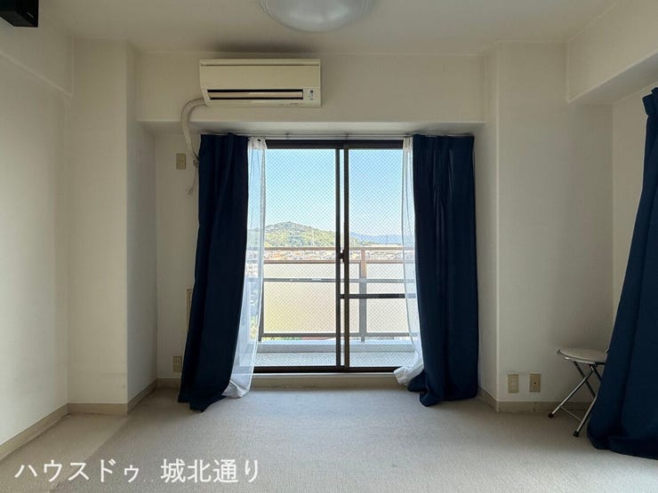 南側の掃き出し窓。
遠くの景色までよく見えます♪