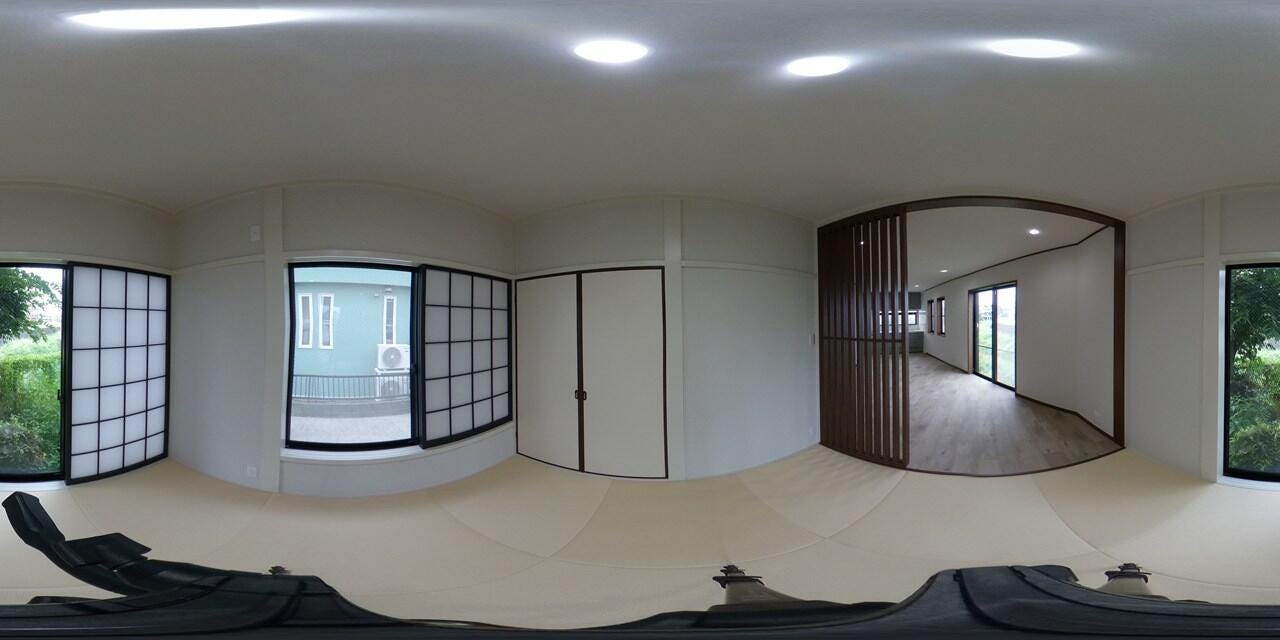 落ち着きと安らぎを感じられる和室は、畳の心地よい風合いが魅力の空間です。客間や寝室、お子様の遊び場など多目的に利用できます。押入れ収納もあり布団や季節用品の収納にも便利です。日本らしい癒しの空間です。