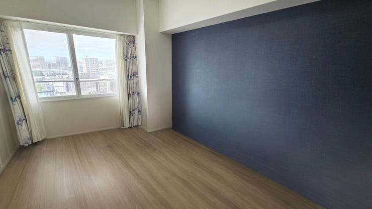 【居住中のため家具削除し、CGで加工した室内写真】7.1畳洋室は北向きに窓があり、夏場の室温上昇を抑え、起床時からしっかりと朝日を浴びられるため、すがすがしい気持ちで一日をスタートできます。