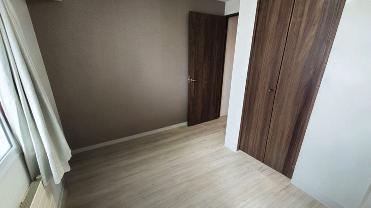 【居住中のため家具削除し、CGで加工した室内写真】5.4畳洋室。各居室はすべて収納付き、子供部屋など多用途で使用できます。