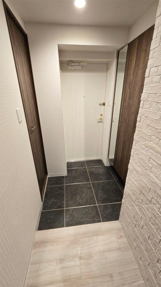 広々とした玄関には大型のシューズボックスがあるので、靴はもちろん、傘や小物もすっきりと収納できます。