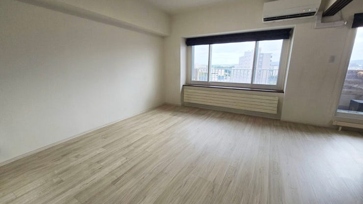 【居住中のため家具削除し、CGで加工した室内写真】南向きの大きな窓から光が差し込む明るいリビング。ご家族皆様が思い思いの時間を過ごしながらも、自然と会話が弾む設計です。