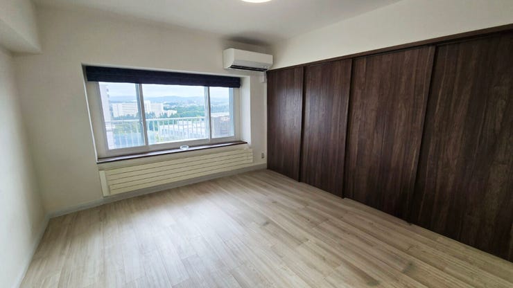 【居住中のため家具削除し、CGで加工した室内写真】隣接する6畳洋室は引き違い4枚ドア。普段は全開にしてリビングの延長として使い、来客時や個室が必要なときはサッと閉めて空間を仕切れます。