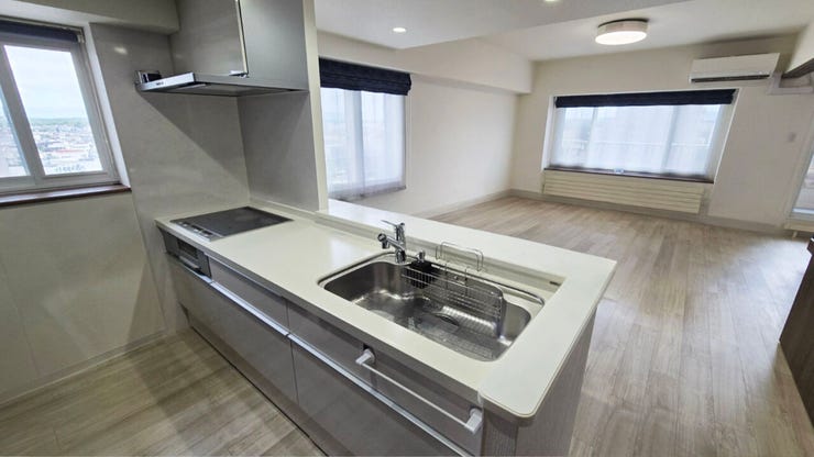 【居住中のため家具削除し、CGで加工した室内写真】対面キッチンはご家族の顔を見ながら料理ができ、リビングで過ごす様子を感じられるため、自然と会話も弾み、家族のつながりを深める暖かな空間を演出します。