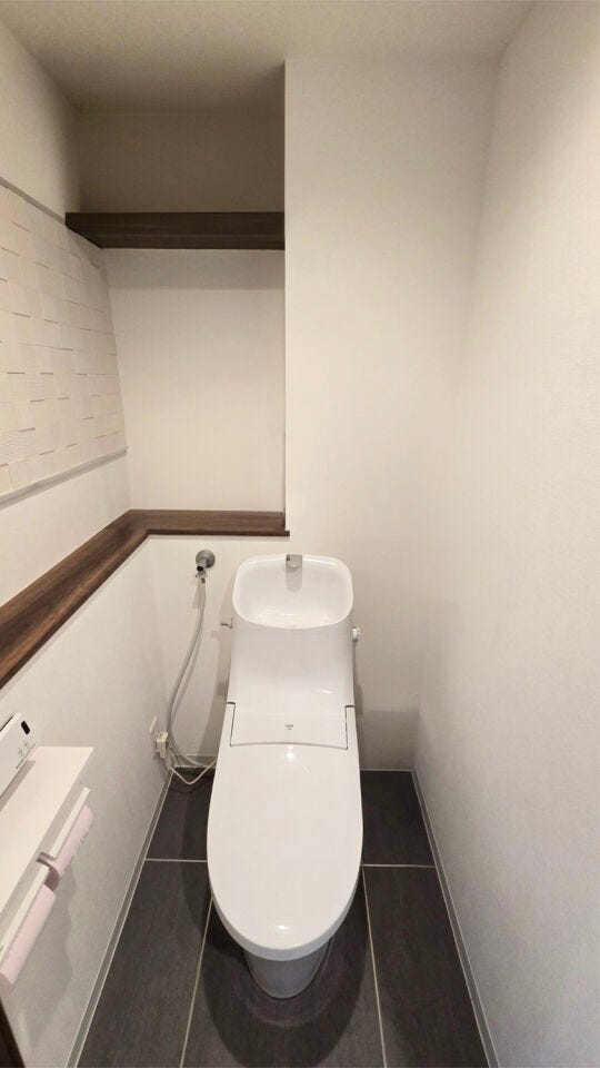 【居住中のため家具削除し、CGで加工した室内写真】シンプルなデザインのトイレは清潔感があり、消耗品をストックできる棚付きですので掃除がしやすく、きれいな状態を維持できます。