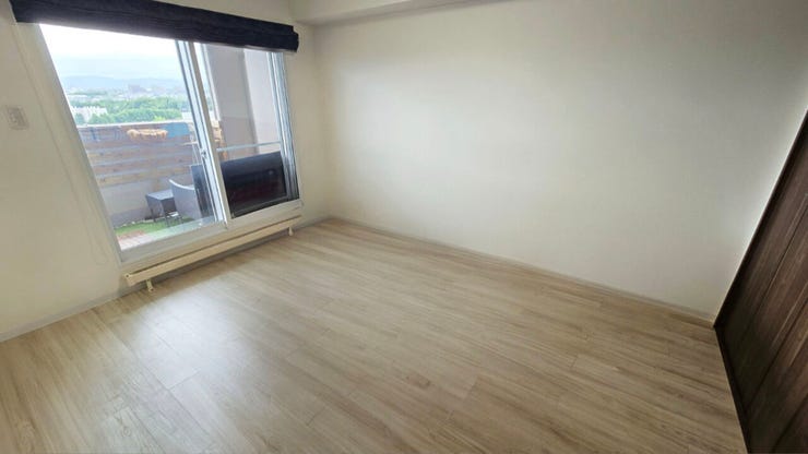 【居住中のため家具削除し、CGで加工した室内写真】リビングと隣接した洋室は、昼はお子様の遊び場、夜は客間として利用するなど、生活スタイルに合わせて柔軟に使えます。扉を閉めれば個室としても利用可能です。
