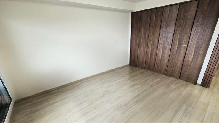 【居住中のため家具削除し、CGで加工した室内写真】南向きの窓から日が差し込む、明るいお部屋です。クローゼットが備え付けられているので、衣類をすっきりと収納できます。