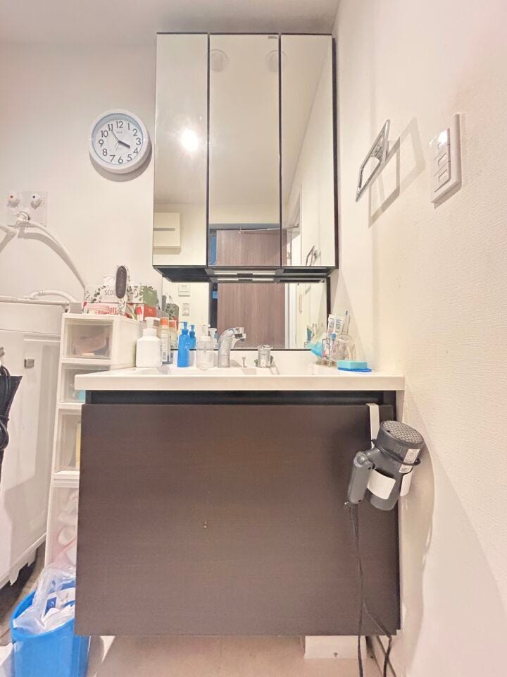 三面鏡付き洗面台はシャンプードレッサ付きなので、お掃除も楽々。