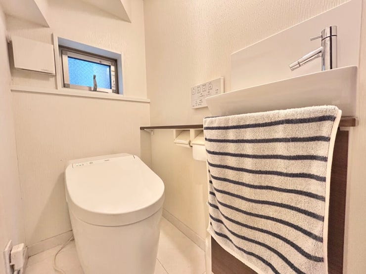 1階は洗面付きトイレでトイレトレーニング時などにも便利。