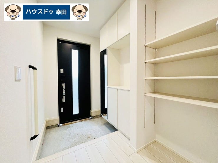 収納豊富な玄関です