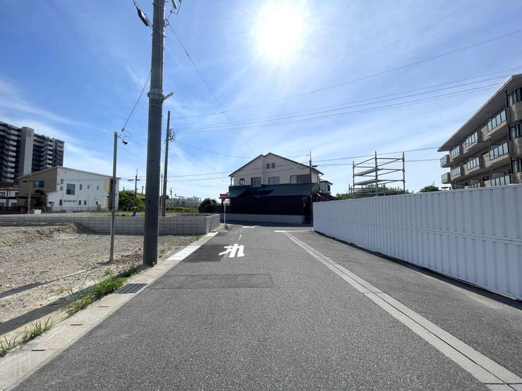 ◇前面道路◇
道路幅が狭いことをデメリットと捉えられる方も多いかもしれません。ですが、駐車時に後続車を気にする必要がなく、また、並列のスペースが確保されていますので、駐車が苦手な方でも安心ですね