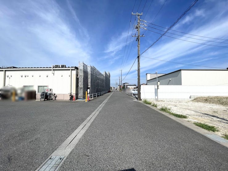 ◇前面道路◇
前面道路は見晴らしがよく、舗装されているので小さなお子様も安心ですね。