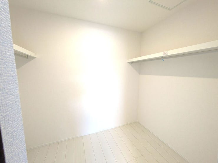 ■ウォークインクローゼット■
衣類や小物をまとめて収納でき、毎日の出し入れもスムーズ。季節物の整理も便利で、お部屋をすっきり保てます。生活動線を邪魔せず、暮らしやすさを高めてくれる収納スペースです。