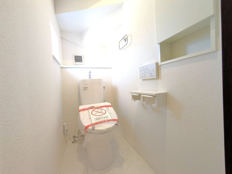 ■温水洗浄便座付きトイレ■
清潔感あふれる、白を基調とした爽やかなトイレ空間。多機能な温水洗浄便座に加え、シェルフ付きホルダーや、便利な壁面収納も完備!小窓付きで換気もスムーズです!