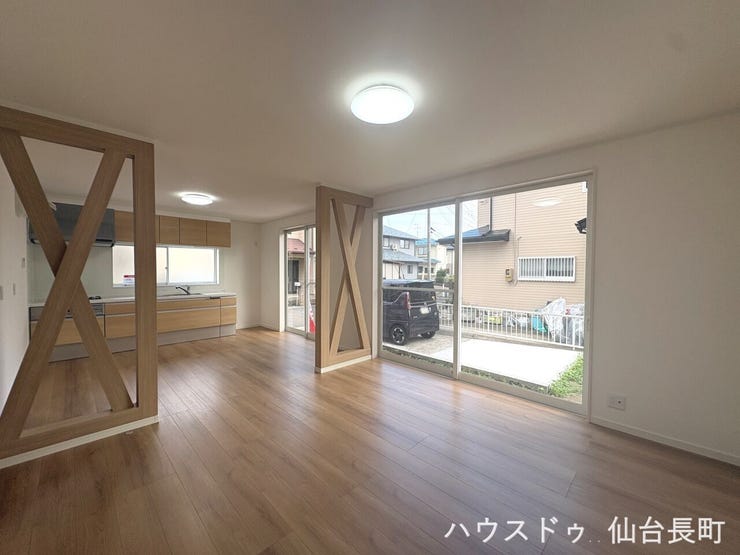 【リビング】
16帖のリビング。内外装リフォームでご入居から快適にお過ごしいただけます。