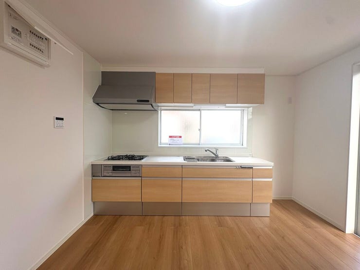 吊戸棚付きのシステムキッチン。お部屋全体を有効に活用できる壁付けオープンキッチンです。