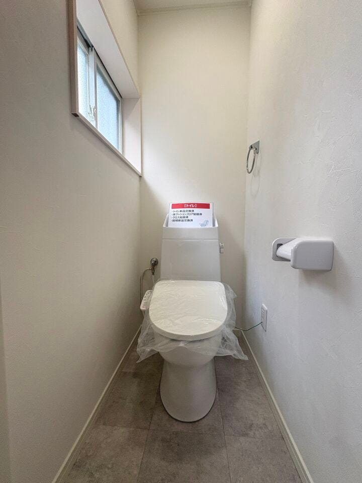 温水洗浄便座付トイレ。2階トイレ前の廊下には洗面器付きで清潔仕様です!