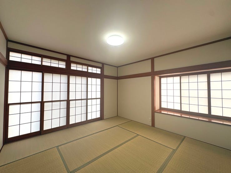8帖の和室。ゆとりある広さの落ち着きある空間。二面窓で明るい空間です。
