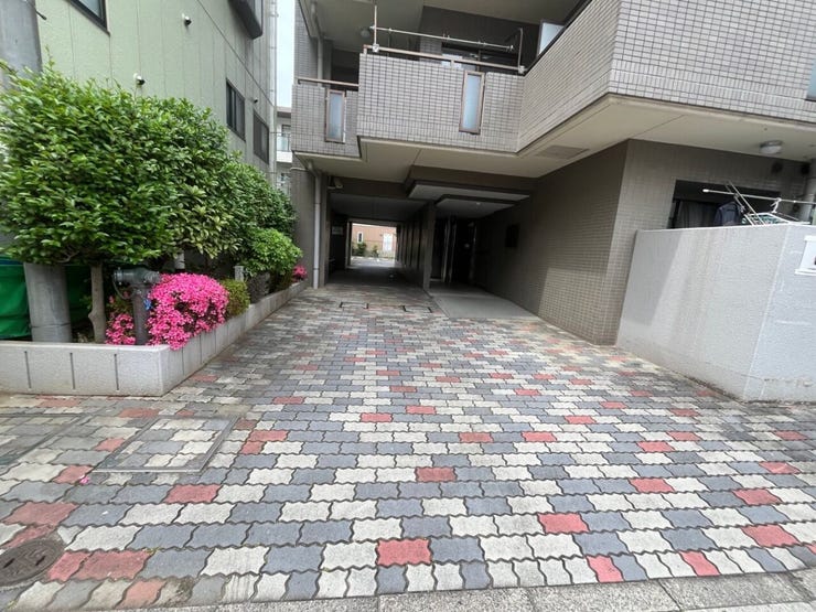 フラットな道、マンション出入口