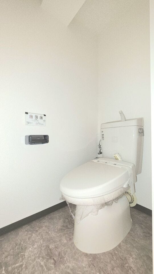 快適な温水洗浄便座付きのトイレスペース