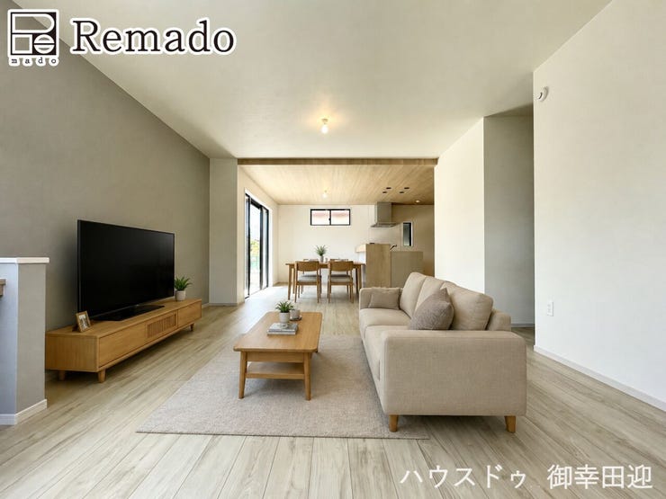 【リビング】
■家族の笑顔が集う中心地■お気に入りの家具を迎え、窓からは心地の良い光が差し込みます。※CGで家具を配置しています。