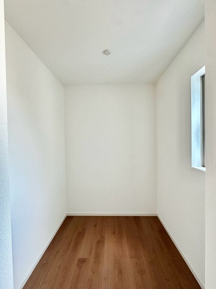 収納を備えた機能的な洋室。お部屋をすっきりと保ちながら、快適な暮らしをサポートします。