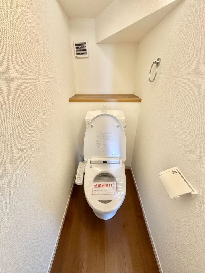 〈一階トイレ〉
清潔感と使い勝手を兼ね備えたトイレ。快適な住まいにふさわしい、居心地の良い空間となっています。