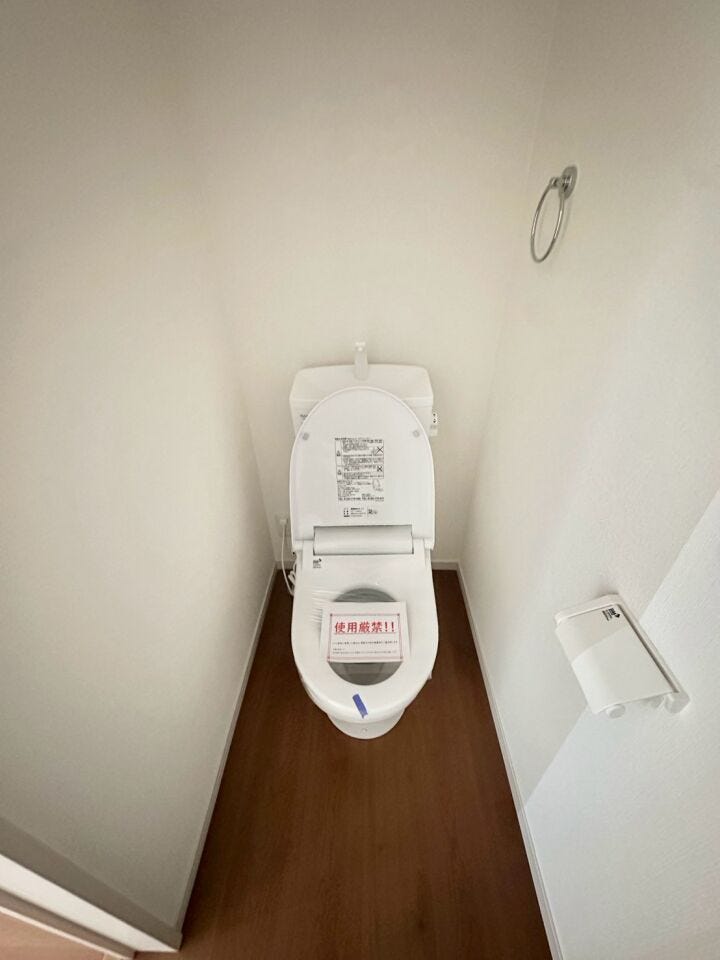 〈二階トイレ〉
シンプルで機能的なトイレは、快適性と使いやすさを兼ね備えた、毎日安心して使える空間です。