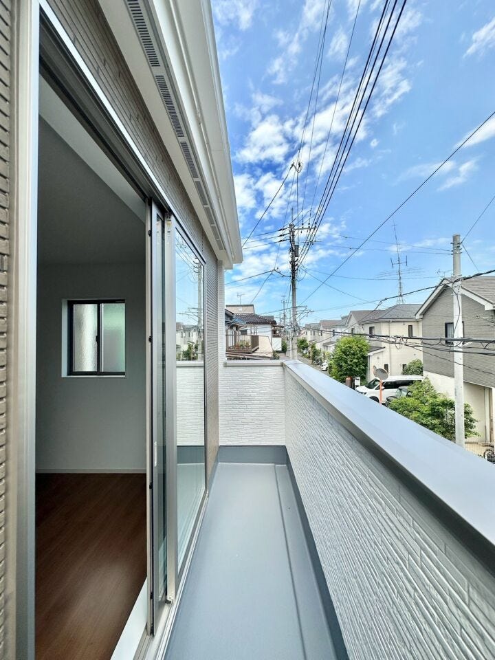 陽当たりの良いバルコニーは、洗濯物やお布団も気持ちよく干せる、毎日の暮らしに便利な空間です。