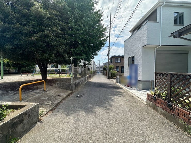 目の前公園!
周辺はスーパー、コンビニ、ドラッグストア、郵便局等々そろっており、生活しやすい環境となっております!